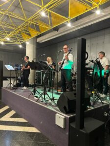 Gruppo musicale ticinese, cover band, pop, dance, rock, musica dal vivo, band, concerti dal vivo, eventi musicali, esibizioni musicali