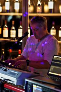 Gruppo musicale ticinese, cover band, pop, dance, rock, musica dal vivo, band, concerti dal vivo, eventi musicali, esibizioni musicali