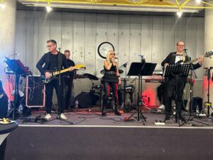 Gruppo musicale ticinese, cover band, pop, dance, rock, musica dal vivo, band, concerti dal vivo, eventi musicali, esibizioni musicali